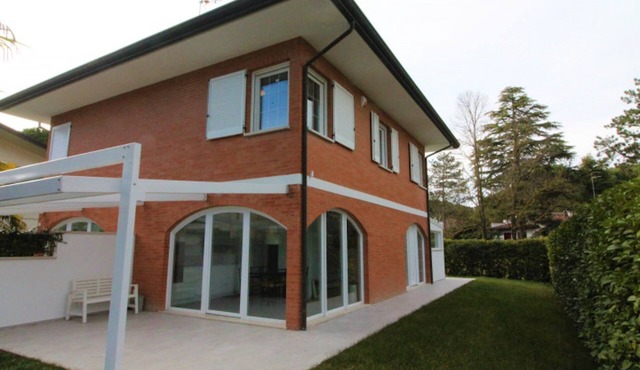 Modern villa a few steps from the beach