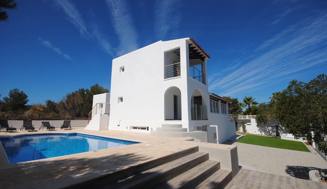 Modern Villa, Private Pool, close to the Beach & San Antonio Bay