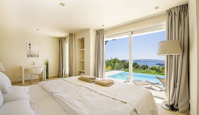 moderne Villa mit Pool und Meerblick in Portals Nous