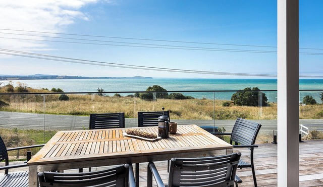 Moeraki Beachfront - Sea Views and Boat Parking