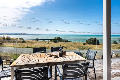 Moeraki Beachfront - Sea Views and Boat Parking