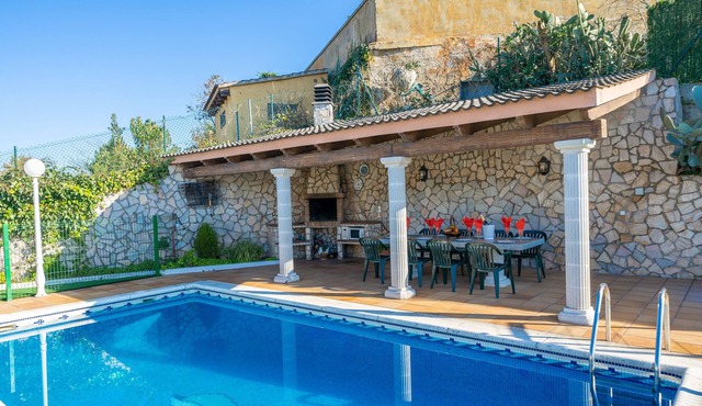 Mulberry Lux House, Beautiful outdoor area with pool and barbecue