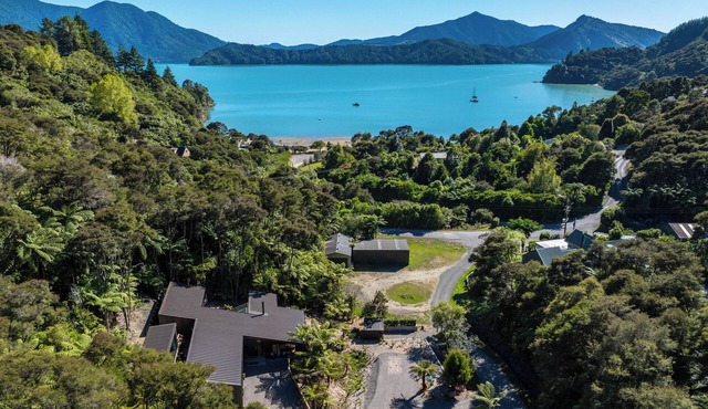 Nature's Luxe - Moetapu Bay Holiday Home