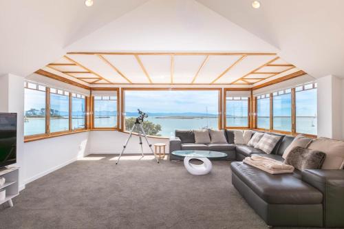Nelson Harbour Light Waterfront Apartment