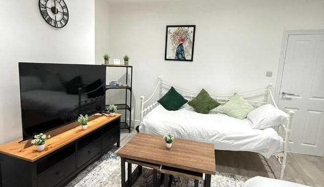 Newly renovated 2-bed flat, sleeps 5