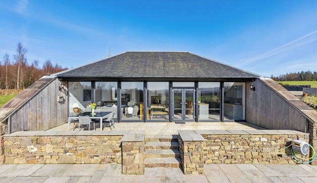 Newly renovated cottage short drive to Loch Lomond, easy walk to Drymen village.