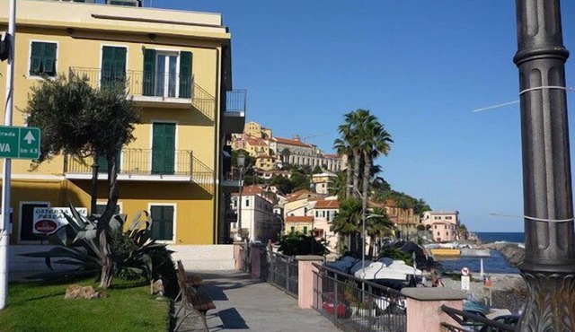 Newly renovated old apartment with all comforts, directly by the sea