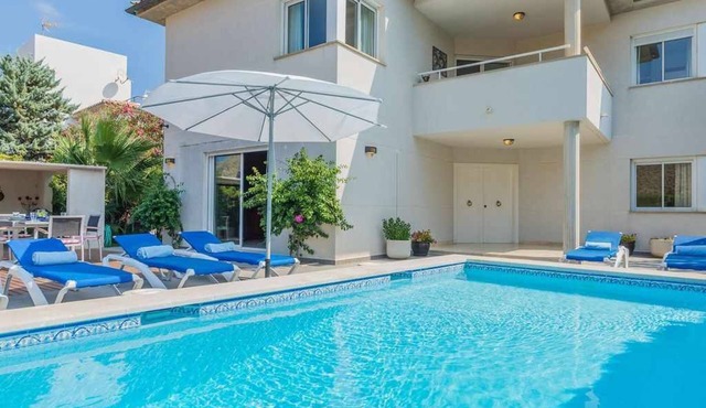 Newly revamped villa walking distance to beaches, mountains and pinewalk