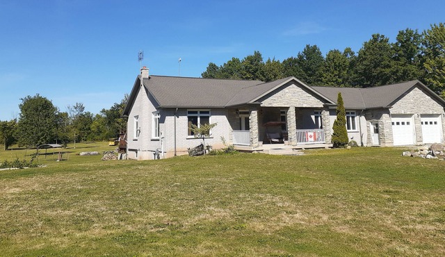 Niagara Country Get Away is a big beautiful house in a country setting