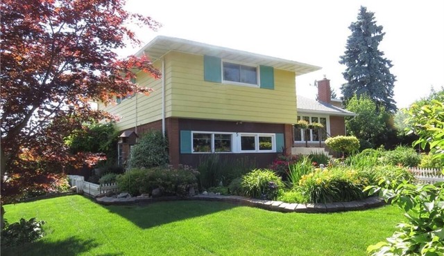 Niagara Executive Luxury - HUGE, Warm, Cozy and Clean 3 Bed, 1 Bath SuiteStay(1)