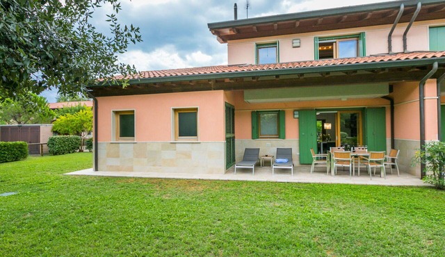 Nice apartment in villa for 7 guests with pool, A/C, hot tub, WIFI, TV, terrace and pets allowed
