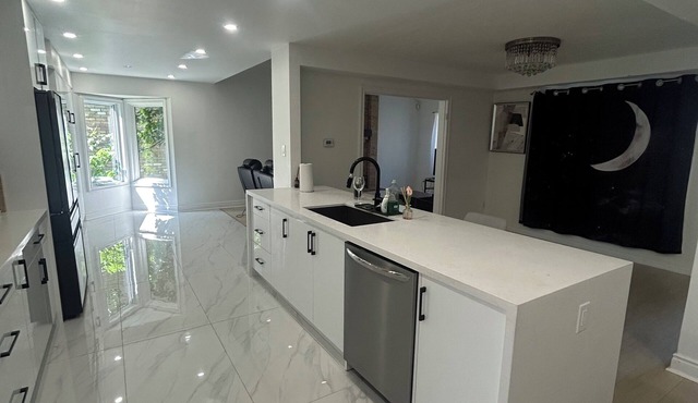 Nice house walking distance to western university，3500sq renovation property