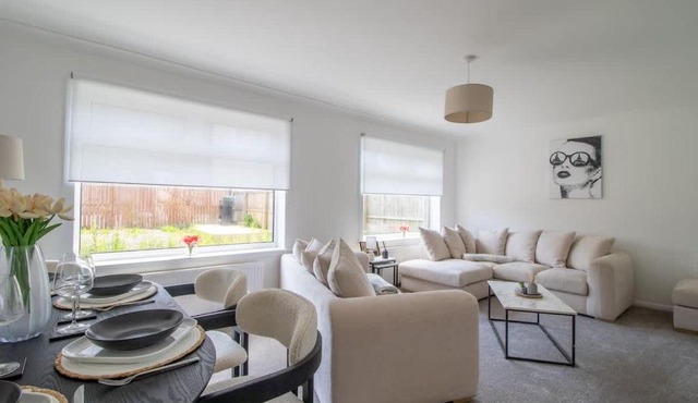 Niven Nook - 3 Bedroom House, Kilmarnock
