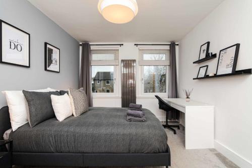 NR Edinburgh Airport & City Modern Home-Parking