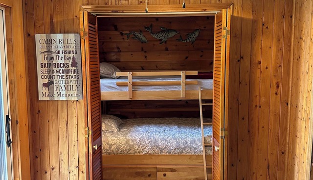 nWeekly rental, cozy rustic cottage to rent on the shores of Lake Superior