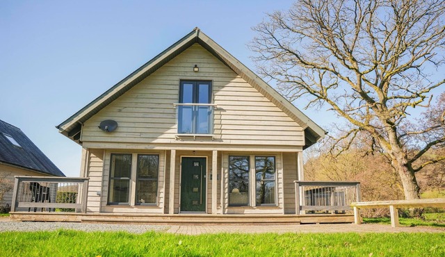 OAK LODGE, pet friendly, with hot tub in Llangunllo