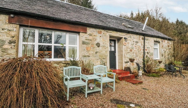 OAK, pet friendly, character holiday cottage in Inveraray