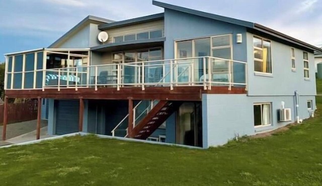 Ocean View on Semple, Your Coastal Haven Retreat. Relax in seaside charm!