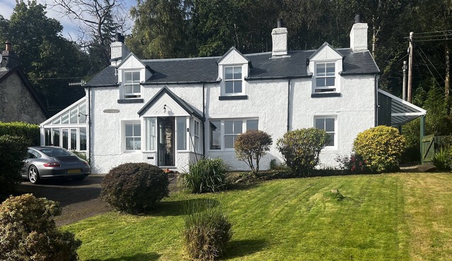 Old Schoolhouse - Unique 3 Bedroom Cottage with Fantastic Loch Views and Wood Burner