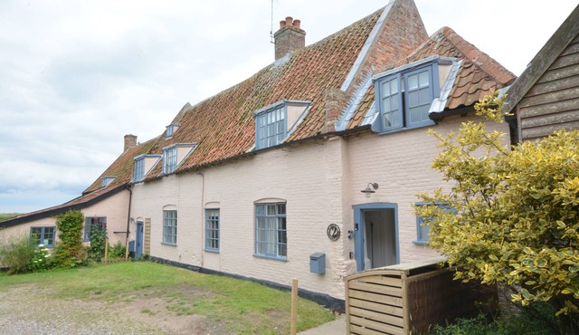 OLD VALLEY FARM, pet friendly, luxury holiday cottage in Walberswick