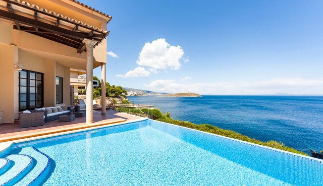 On the sea front with a pool and jacuzzi — Casa Juan Carlos