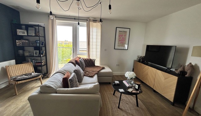 One bedroom apartment close to Elizabeth line with parking