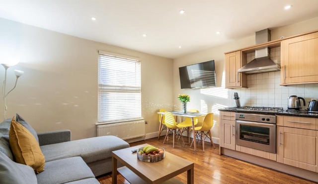 One Bedroom Flat in Bush Hill Park
