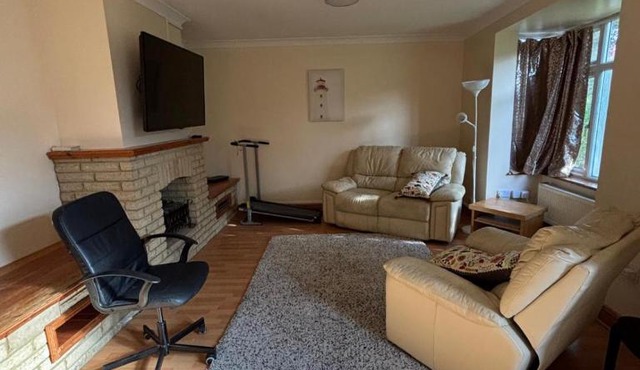 Open home For Business & Leisure self check in good location near shops & walkable from station -up to 7 sleep