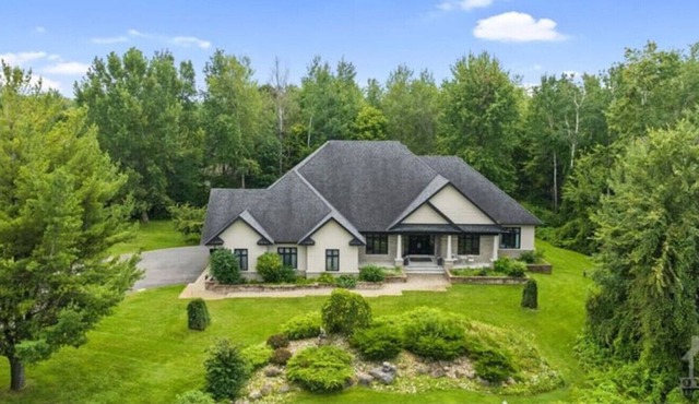Ottawa's Finest: Mansion in a quiet neighbourhood!