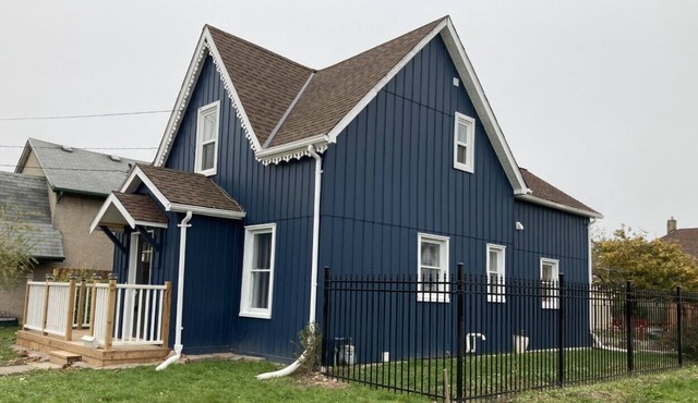 Over a century built cottage walking distance to Niagara Falls attractions