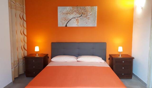 Overseas- ORANGE ROOM