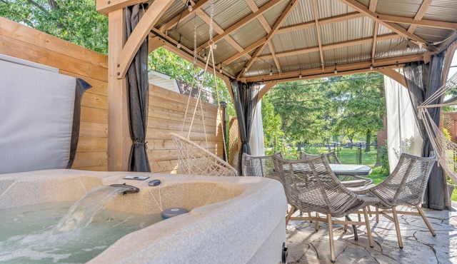 Park View Retreat with Hot Tub and King Size Bed