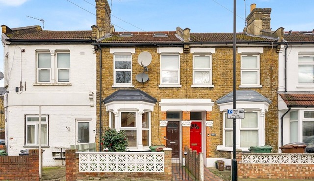 Pass the Keys | Family home w/beautiful renovated kitchen!