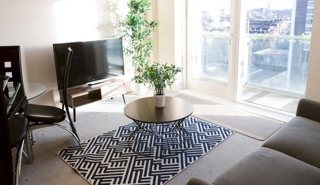 Pass the Keys | Nice 1-bedroom Glasgow Harbour City & River Views