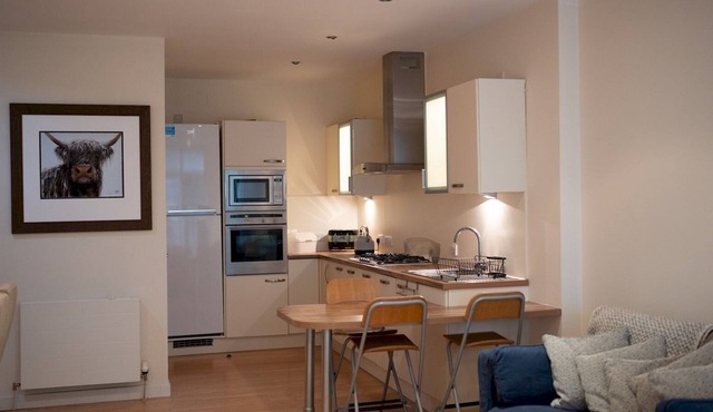 Pass the Keys | Spacious Family 2-bed GF Sleeps 6 with Parking