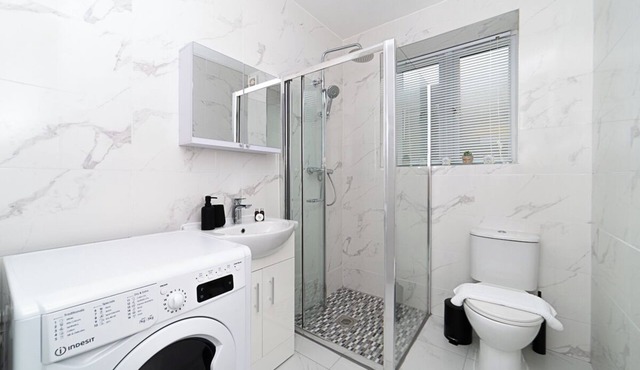 Peaceful 3Bedroom Ground Floor Apartment 5min Walk to Tube Wifi