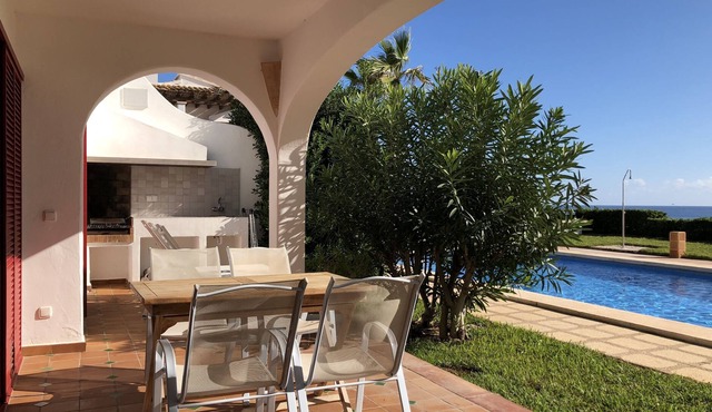 PEACEFUL AND SUNNY FRONT LINE APARTMENT IN PORTOCOLOM