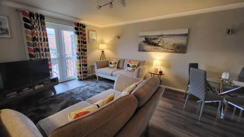 Peaceful Waterfront Apartment, Private Parking, Hull Marina