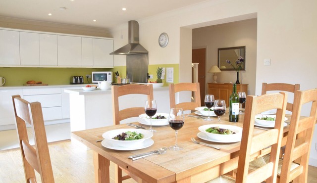 PEACH HOUSE, ALDEBURGH, pet friendly, with open fire in Aldeburgh