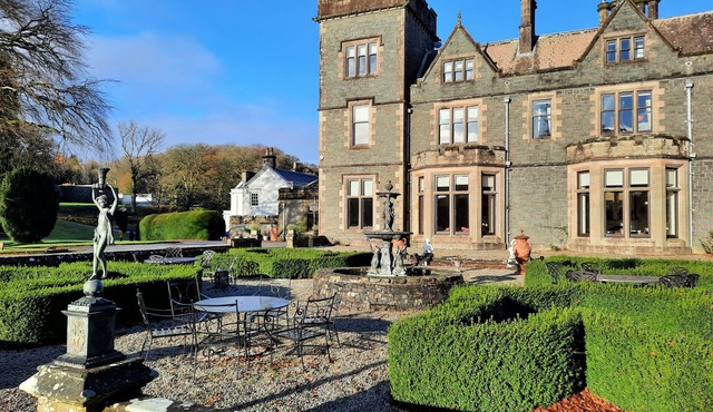 Penninghame Tower - an apartment that sleeps 8 guests in 4 bedrooms