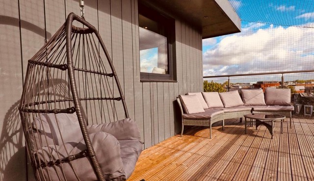 Penthouse, Parking, Contractors, Business travellers , Insurance and relocations welcome , FastWIFI and huge Roof Terrace by The Opulent Property Project UK