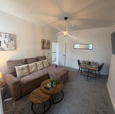 Percy Home - NEW 2 Br 1 Bath Hollidays andContractors