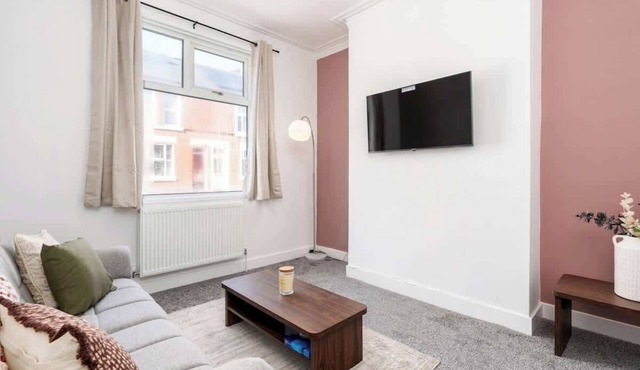 Perfect Booking | Stylish 3 Bed Family Home
