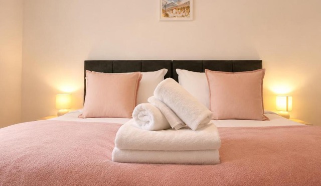 Perfect Location, Swindon, Contractors, 3BR House Sleeps 6, Free Parking, Fast WiFi, Families