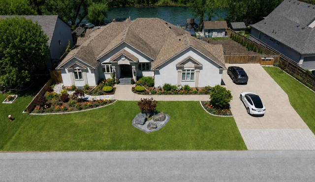 Picturesque Luxury Waterside Villa for Max. 6 Guests group