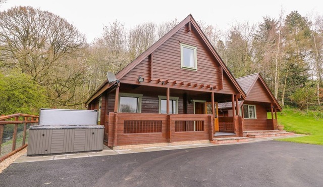 PINES PITCH: Cozy Retreat with Hot Tub
