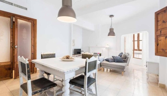 Plaza maca, townhouse in the heart of Campanet