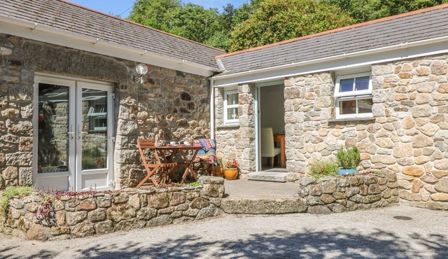 POND COTTAGE, with a garden in Truro