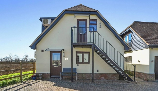 Pond View, Pet-Friendly, Two-Bedroom, Little Yeldham