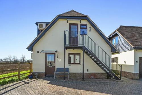 Pond View, Pet-Friendly, Two-Bedroom, Little Yeldham